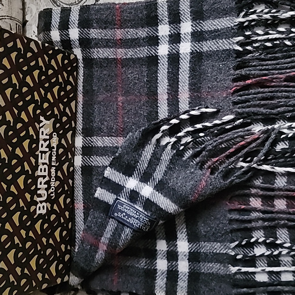Authentic Burberrys Vintage London LambsWool Scarf Made in England With Box - Picture 2 of 4